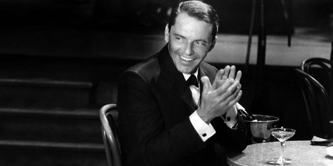 Nekateri menijo, da Sinatra velja za največjega zabavljača 20. stoletja. To pa zato, ker je deloval v času, ko so pevci nosili obleke s kravato in v rokah držali kozarec viskija. Tedaj je bilo izvirno, če so na odru kar tako prižgali cigareto. Ženske so za Sinatro vzdihovale, medtem ko so mu moški zavidali njegovo nonšalanco. FOTO: Promo Material
