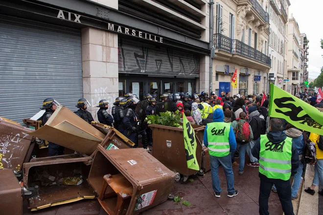 Študentje in stavkajoči želežničarji v Marseillu FOTO: Bertrand Langlois/AFP