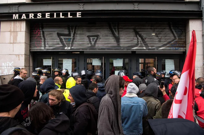 Študentje in stavkajoči želežničarji v Marseillu FOTO: Bertrand Langlois/AFP