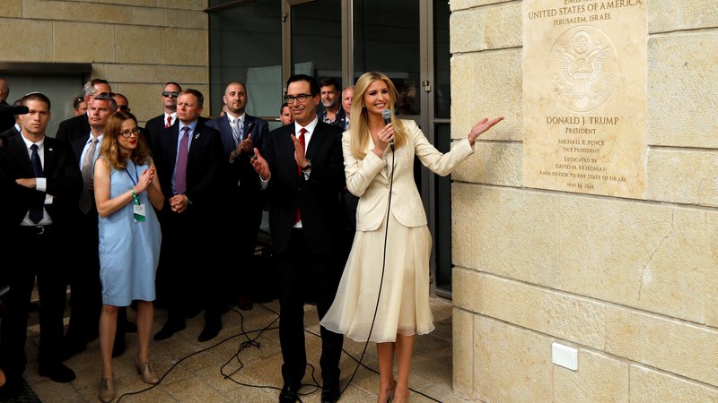 Fotografija: Hči ameriškega predsednika Ivanka Trump in minister za finance Steven Mnuchin med odprtjem veleposlaništva v Jeruzalemu. FOTO: Ronen Zvulun/Reuters