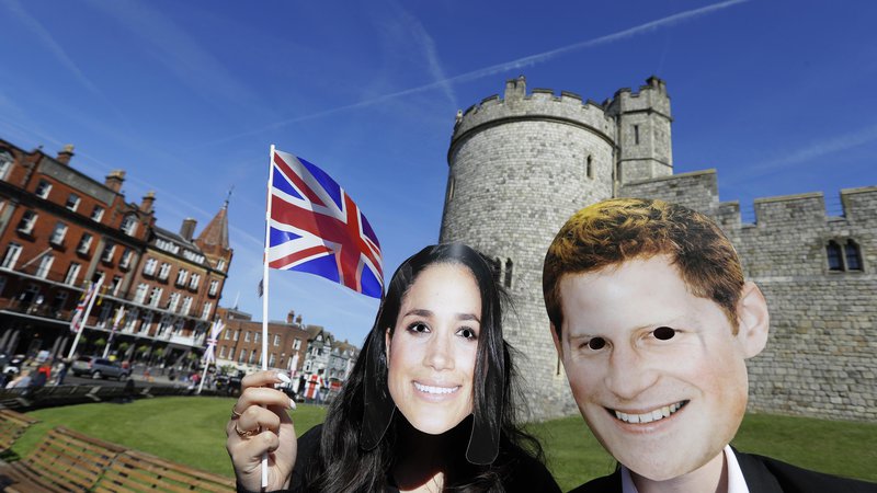 Fotografija: Oboževalci že prihajajo v Windsor, kjer se bosta princ Harry in Meghan poročila. FOTO: Kirsty Wigglesworth/Ap