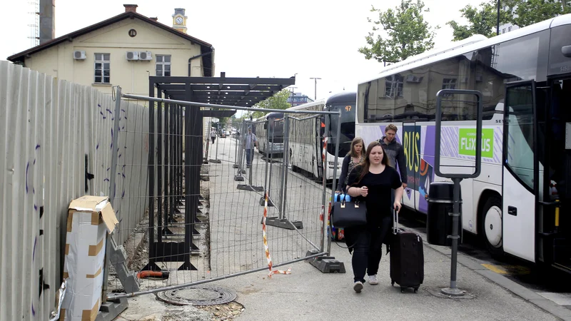 Fotografija: Gradnja novih nadstreškov na glavni avtobusni postaji naj bi bila končana do petka. FOTO: Roman Šipić/Delo     