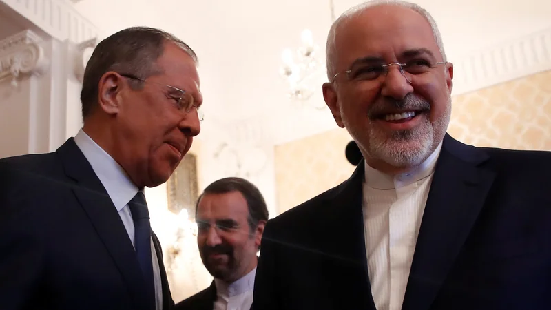 Fotografija: Ruski zunanji minister Sergej Lavrov in iranski zunanji minister Mohamed Džavad Zarif med njunim srečanjem v Moskvi. FOTO: Maxim Shemetov/Reuters