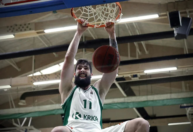 Žiga Dimec je k zmagi Krke prispeval 11 točk in 6 skokov. Foto Blaž Samec/Delo