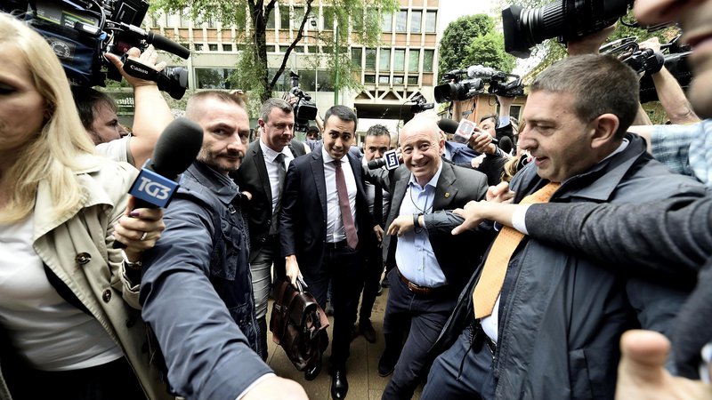 Fotografija: Vodja Gibanja 5 zvezd Luigi Di Maio na poti na pogajanja z Matteom Salvinijem o oblikovanju skupne vlade. FOTO: AP