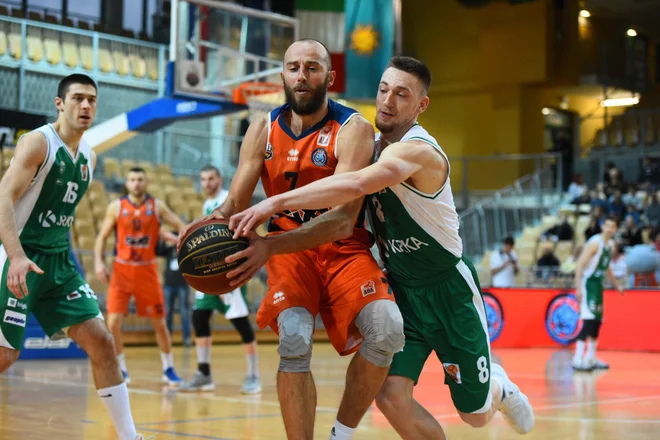 Domen Bratož (št. 8) je prekosil izkušenega Nebojšo Joksimovića (z žogo). Levo Marko Jošilo. Foto ABA