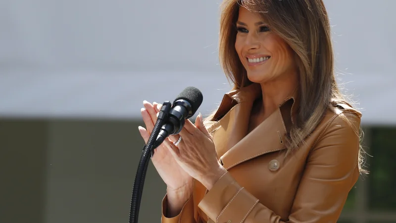 Fotografija: Melanio Trump so nazadnje opazili v javnosti preteklo sredo, ko sta s Trumpom sprejela zakonce ameriških vojakov in matere vojakov pred praznikom mater. Na materinski dan v nedeljo je ni bilo na spregled, Trump pa je v Virginiji igral golf brez nje. FOTO: Kevin Lamarque/Reuters