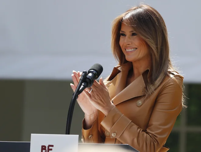Melanio Trump so nazadnje opazili v javnosti preteklo sredo, ko sta s Trumpom sprejela zakonce ameriških vojakov in matere vojakov pred praznikom mater. Na materinski dan v nedeljo je ni bilo na spregled, Trump pa je v Virginiji igral golf brez nje. FOTO:&nbsp;Kevin Lamarque/Reuters