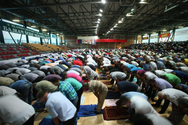 Molitev ob bajramu v dvorani na Kodeljevem v Ljubljani. FOTO: Jure Eržen/Delo