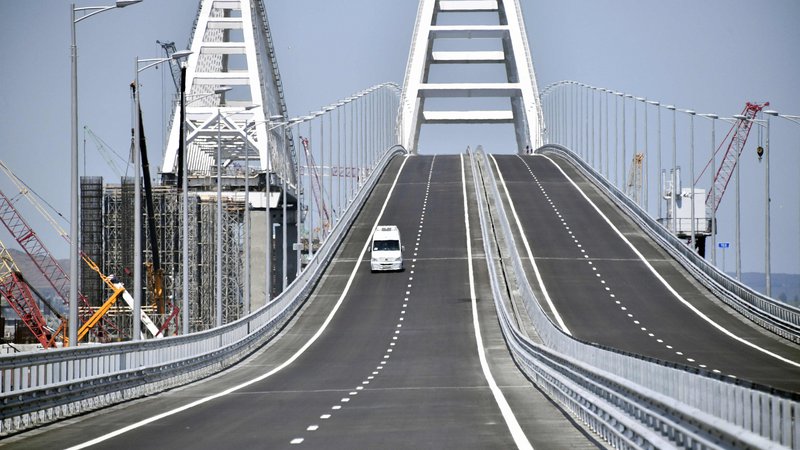 Fotografija: Prihodnje leto naj bi dokončali še železniški del mostu. FOTO: Alexander Nemenov/AFP