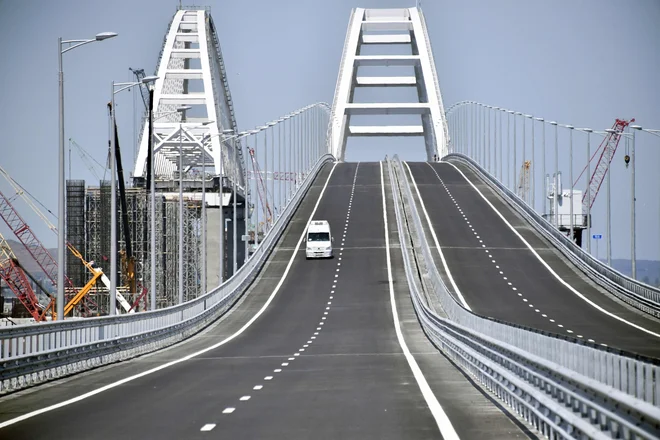 Prihodnje leto naj bi dokončali še železniški del mostu. FOTO: Alexander Nemenov/AFP