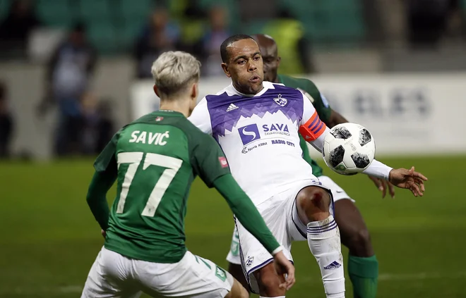 Kapetan Maribora Marcos Tavares je odločil jesenski derbi v Ljudskem vrtu in vijoličnim priigral tudi boljše izhodišče v medsebojnih tekmah proti Olimpiji. FOTO: Blaz Samec/Delo