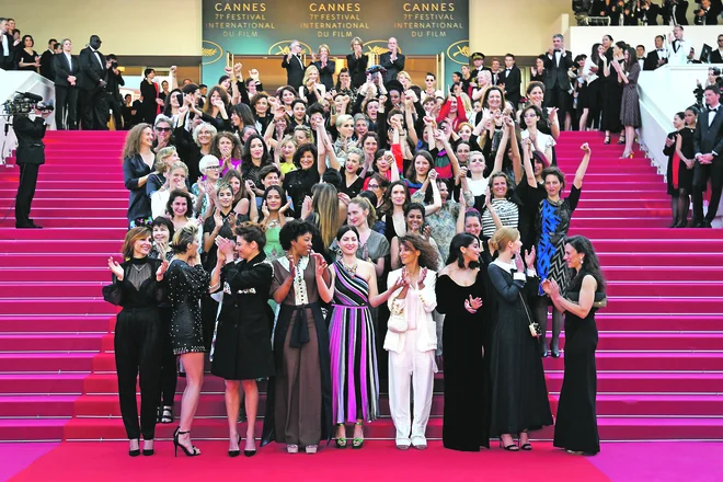 Na stopnice dvorane Palais des Festivals se je v soboto povzpelo 82 igralk, režiserk in producentk, ki so podprle gibanje #jaztudi. FOTO: Reuters/