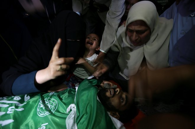 Pogreb protestnikov v Gazi. FOTO: Ibraheem Abu Mustafa/Reuters