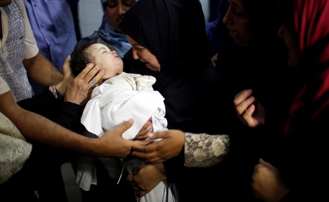 Osemmesečna deklica je umrla zaradi vdihavanja solzivca. FOTO: Mohammed Salem/Reuters