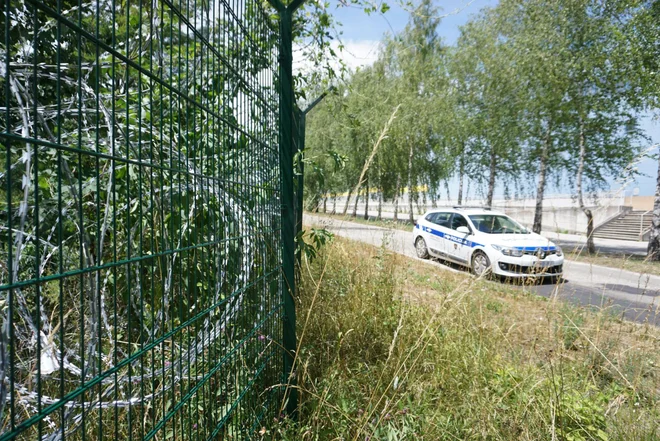 Ograja, žičnata in nato panelna, je bila postavljene zato, da bi policiji omogočala učinkovito varovanje zunanje schengenske meje v primeru ponovitve množičnih migracij in celovito izvajanje varovanja ljudi ter njihovega premoženja. FOTO: Leon Vidic