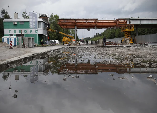 Strošek odstranitve cestninskih postaj je ocenjen na 45 milijonov evrov. FOTO: Blaž Samec/Delo