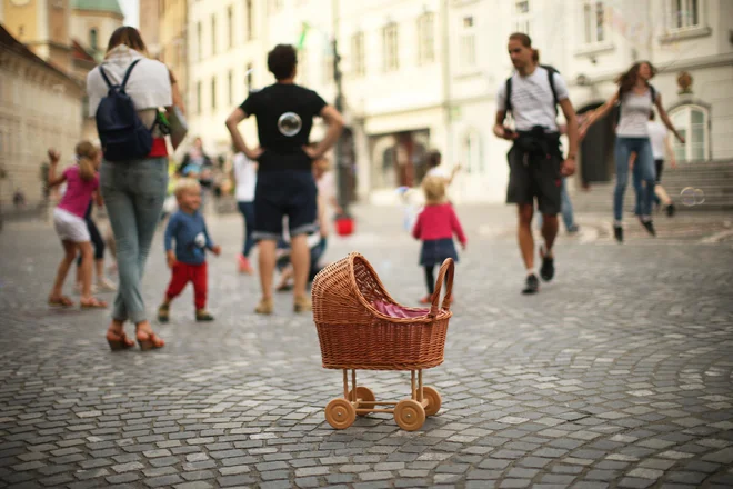 Sobivanje materinstva in pisanja nikoli ni bilo lahko. Prav tako ni v neoliberalističnem 21. stoletju, v katerem se svoboda izbire izčrpa v zlati kletki potrošništva, družbena sprejetost pa zamenjuje notranjo uresničenost. FOTO: Jure Eržen/Delo