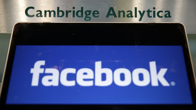Fotografija: Facebook se spopada s škandalom podjetja Cambridge Analytica zaradi zlorabe zasebnih podatkov v korist predsedniške kampanje Donalda Trumpa. FOTO: Daniel Leal-Olivas/AFP