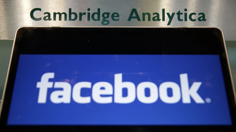 Fotografija: Facebook se spopada s škandalom podjetja Cambridge Analytica zaradi zlorabe zasebnih podatkov v korist predsedniške kampanje Donalda Trumpa. FOTO: Daniel Leal-Olivas/AFP