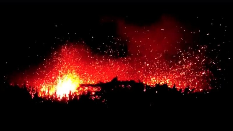 Fotografija: Vulkan je izbruhnil 3. maja, vse od tedaj pa je za okoliške prebivalce prava nočna mora, številni so morali tudi zapustiti svoje domove. FOTO: Social Media/Reuters