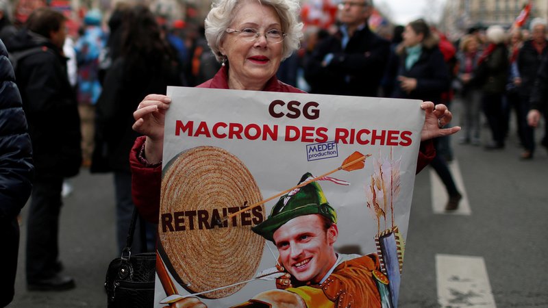 Fotografija: Protestnica na demonstracijah proti dvigu davkov v Parizu FOTO: Reuters