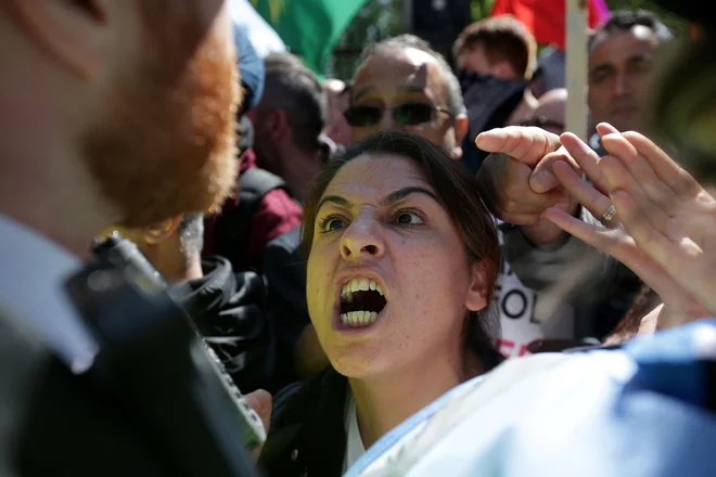 V središču Londona demonstranti protestirajo proti turškemu predsedniku Erdoğanu, pred njegovim srečanjem z britansko premierko Thereso May. Turški predsednik je v ponedeljek obtožil Izrael za »državni teror« in »genocid«, saj so na meji z Gazo izraelske sile ubile najmanj 60 Palestincev. FOTO: Daniel Leal-Olivas/AFP