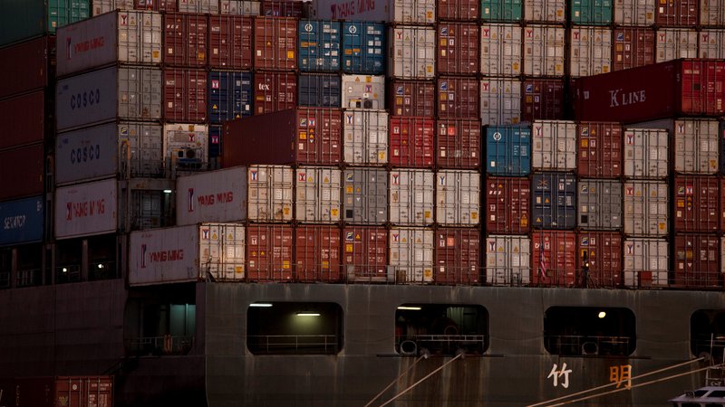 Fotografija: Dve največji svetovni gospodarstvi zadnje mesece izvajata povračilne ukrepe in grozita z uvedbo novih carin, s čimer sta zanetili strahove o morebitni svetovni trgovinski vojni. FOTO: Beck Diefenbach/Reuters