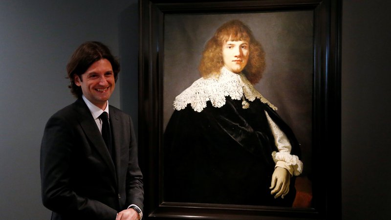 Fotografija: Nizozemski trgovec z umetninami Jan Six pred sliko, ki jo je pripisal Rembrandtu. FOTO: Reuters