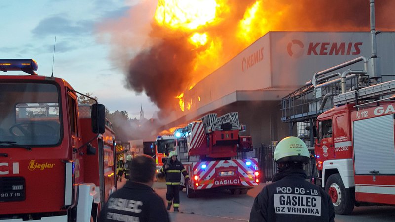 Fotografija: Požar se je hitro razširil tudi zaradi neustrezne požarne varnosti v podjetju. Foto: Grega Jelovšek/Prostovoljno gasilsko društvo Drenov grič