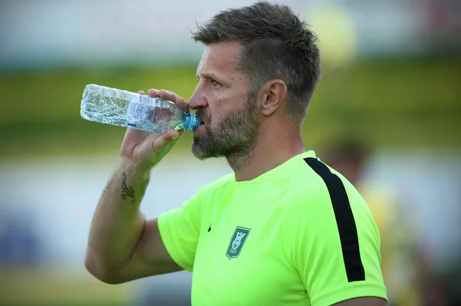 Igor Bišćan ne meče puške v koruzo. Foto Jure Eržen/Delo