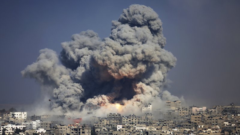 Fotografija: Palestinci v Gazi še naprej trpijo zaradi izraelskega terorja. FOTO: Hatem Moussa/Ap