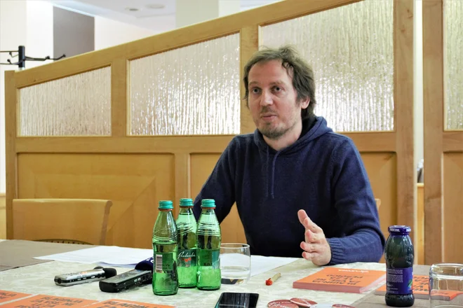 O pričakovanjih pred kitajskim prevzemom Gorenja je včeraj v Velenju spregovoril nekdanji sindikalist in kandidat Levice v Velenju Goran Lukič. FOTO: Brane Piano