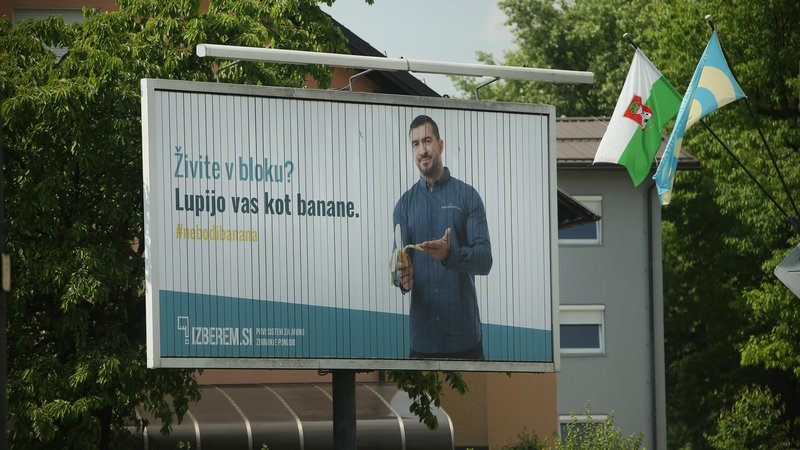 Fotografija: Oglaševalsko razsodišče meni, da oglas »Lupijo vas kot banane« krši določila slovenskega oglaševalskega kodeksa o poštenosti, resničnosti in dokazljivosti. FOTO: Jure Eržen