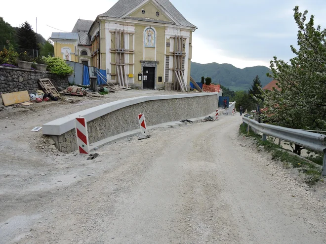 Konstrukcijska ojačitev opornih zidov med župnijsko cerkvijo Marije Vnebovzete in lokalne ceste. FOTO: Projektivni Biro Šafner