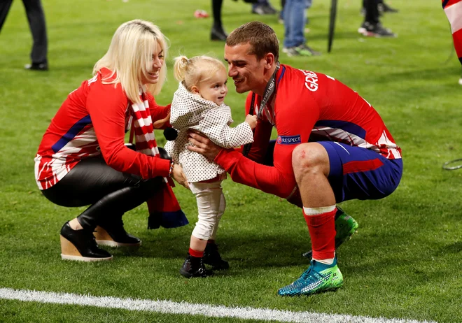 Junak večera Antoine Griezmann se je veselil lovorike tudi skupaj s soprogo in hčerko.