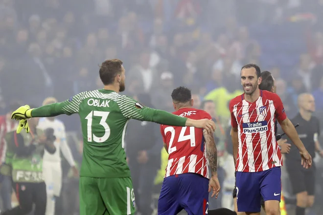 Takole sta se po veliki zmagi veselila vratar Jan Oblak in branilec Diego Godin.