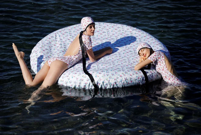 Na plaži v avstralskem mestu Coogee je potekala modna revija matchesfashion.com, za katero je predstavila najnovejše kreacije Emilia Wickstead. FOTO: Edgar Su/Reuters