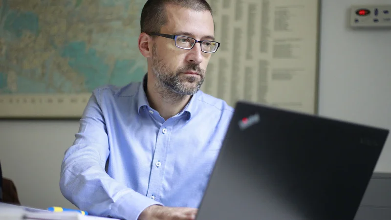Fotografija: Dr. Griša Močnik z Instituta Jožef Stefan je analiziral in predstavil podatke s poleta. Foto Leon Vidic
