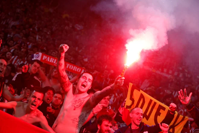 Zaradi pirotehnike je med drugim sodnik dal znak za začetek tekme nekoliko pozneje, kot je bilo predvideno.FOTO: Christian Hartmann/Reuters