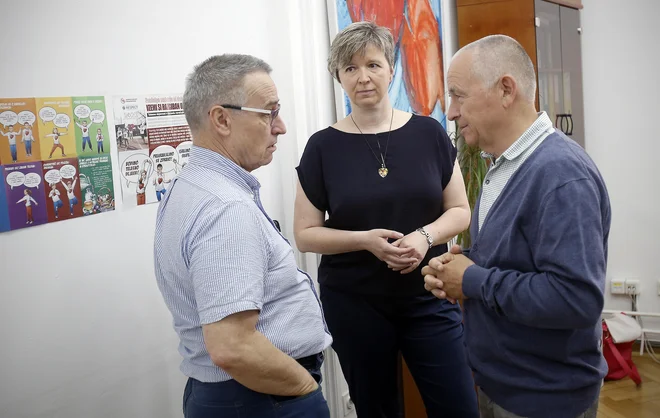 Petra Aleš: &raquo;Starši s stisnjenimi zobmi pričakujemo naznanitev odločitve o dokončnem razpadu sistema zdravljenja otrok s PSN na državni ravni.&laquo; (levo Matija Cevc, desno Franc Zalar) FOTO: Blaž Samec/Delo