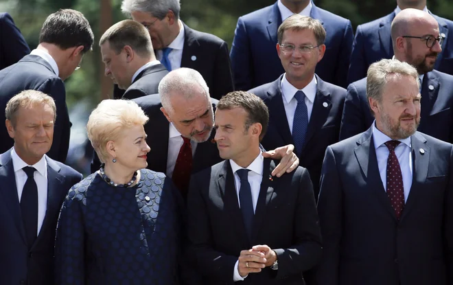 Vrha EU in Zahodnega Balkana v Sofiji se je udeležil tudi slovenski premier Miro Cerar (v sredini), ki je povedal, da tudi Slovenija podpira enoten pristop EU do odziva na ameriško grožnjo s protekcionizmom. FOTO: AP