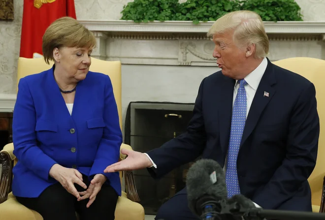Kanclerka upravičeno dvomi, da lahko stara celina brezpogojno računa na ameriško zaščito. FOTO: Reuters