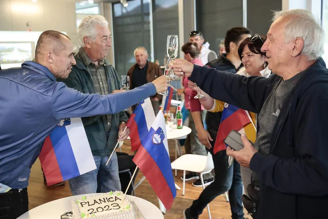 Veselje po razglasitvi Planice za prirediteljico svetovnega prvenstva v nordijskih disciplinah leta 2023. FOTO: Uroš Hočevar/Delo