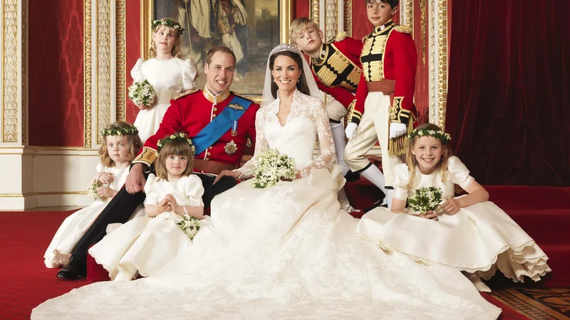 Fotografija: Modna oblikovalka Sarah Burton je v poročni obleki Kate po mnenju mnogih uspešno združila sodobnost s tradicijo, brez dvoma pa je v ospredje postavila britansko rokodelstvo. FOTO: Reuters