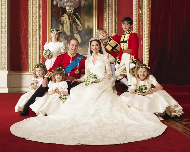 Modna oblikovalka Sarah Burton je v poročni obleki Kate po mnenju mnogih uspešno združila sodobnost s tradicijo, brez dvoma pa je v ospredje postavila britansko rokodelstvo. FOTO: Reuters