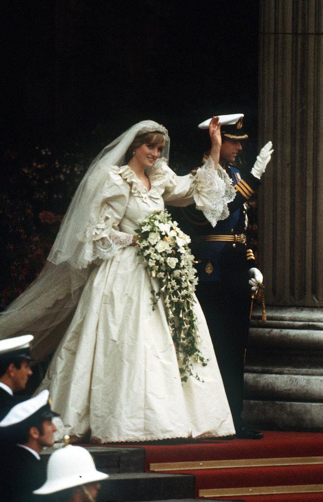 Na lestvice najbolj ikoničnih in nepozabnih poročnih oblek vseh časov se uvršča tudi poročna obleka pokojne Harryjeve mame, valižanske princese Diane. FOTO: Reuters