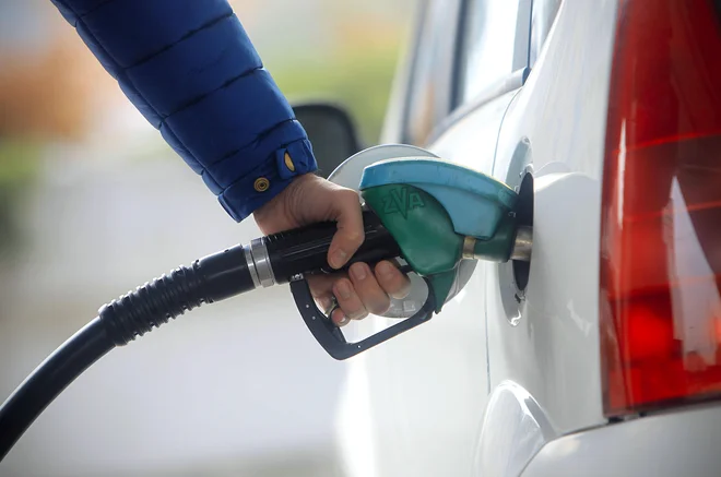 Goriva ob regionalnih cestah so bila letos najcenejša v prvi polovici marca. Od takrat se najvišje dovoljene cene le še zvišujejo. Foto: Leon Vidic/Delo