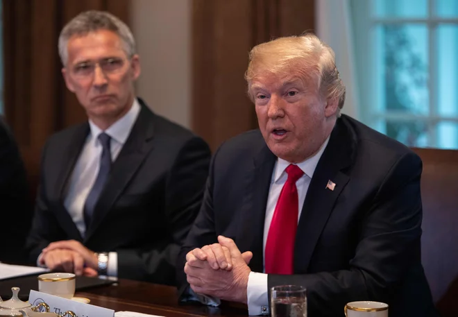 Donald Trump se je včeraj v Beli hiši sestal z generalnim sekretarjem zveze Nato Jensem Stoltenbergom. FOTO: Nicholas Kamm/AFP