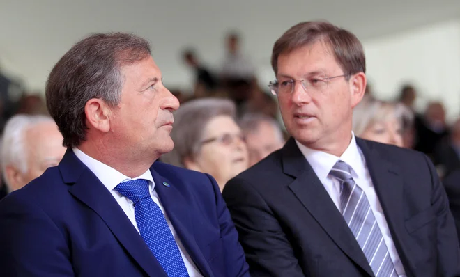 Miro Cerar očitno pri pojasnjevanju posebnega zakona za drugi tir ni bil uspešen. Karl Erjavec (levo) še vedno ne razume zakaj je zakon potreben. FOTO: Roman Šipić